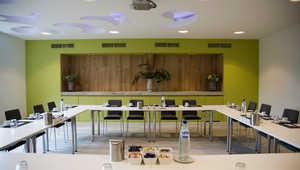 Komfortables Treffen in Zimmer 6.